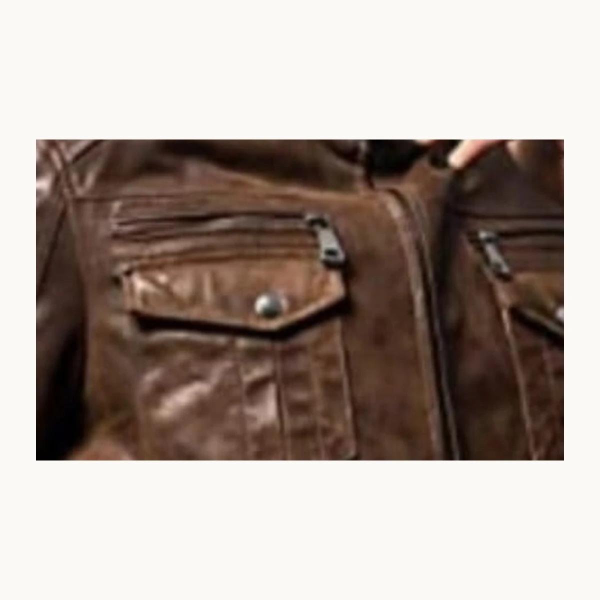 02_chest_pockets_detail.webp